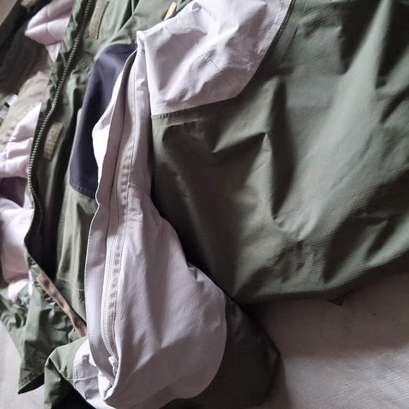 Helly Hansen Ski/Snowboard jacket - Picture 8 of 17